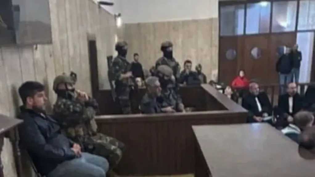 فضل شاكر يمثل أمام المحكمة العسكرية اللبنانية في جلسة سرية وتأجيل المحاكمة إلى فبراير