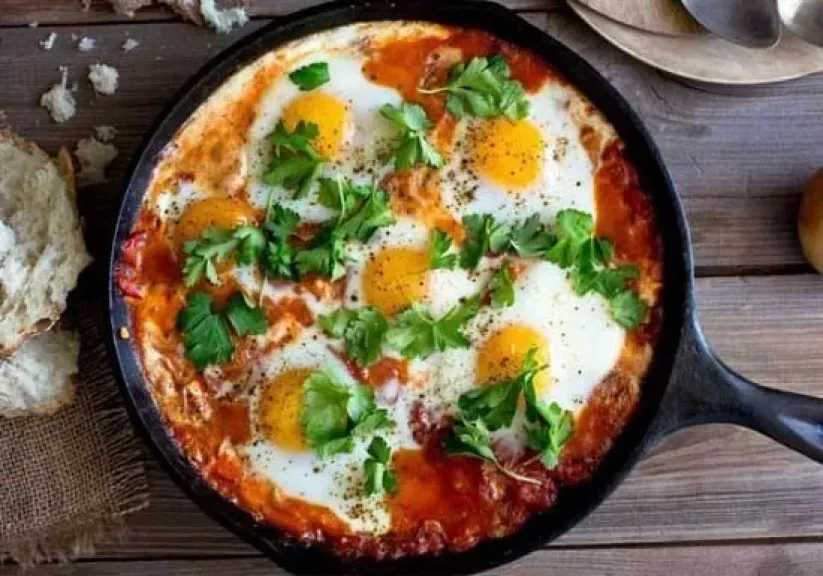 طريقة عمل طاجن الفول بالبيض