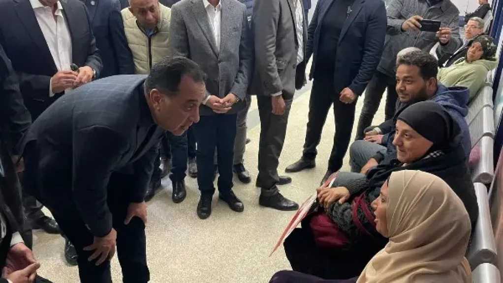 مدبولى يجري حوارا وديا مع المرضى بمستشفى أورام دار السلام هرمل