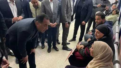 مدبولى يجري حوارا وديا مع المرضى بمستشفى أورام دار السلام هرمل