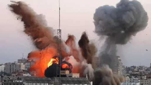 الاحتلال يهاجم مسجداً وسط قطاع غزة الاحتلال يهاجم مسجداً وسط قطاع غزة