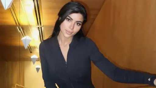 كارولين عزمي تتألق بإطلالة سوداء وتكشف كواليس نجاحها... كارولين عزمي تتألق بإطلالة سوداء وتكشف كواليس نجاحها في «صاحبة السعادة»