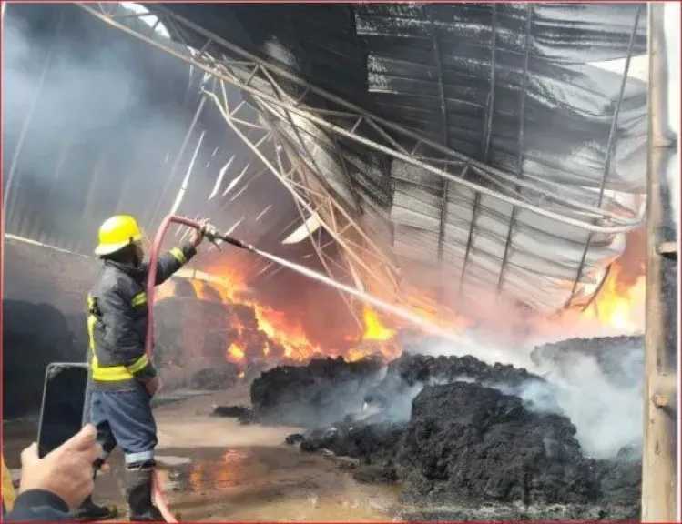 حريق هائل يلتهم مخزن فى أبو النمرس دون إصابات