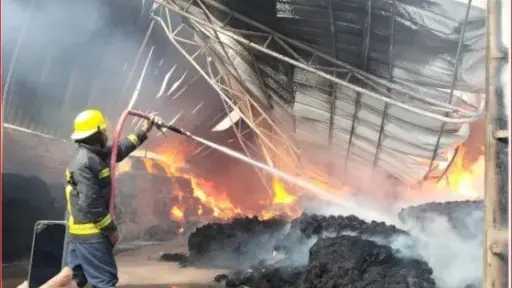 حريق هائل يلتهم مخزن فى أبو النمرس دون إصابات