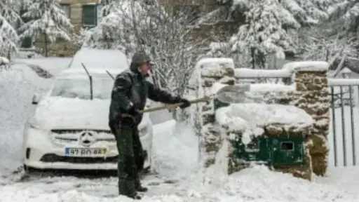 خبير مناخ: أوروبا تواجه عاصفة جورتي وثلوج وظروف... خبير مناخ: أوروبا تواجه عاصفة جورتي وثلوج وظروف جليدية في أجزاء كثيرة من القارة