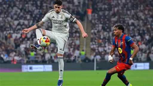 برشلونة يتوج بكأس السوبر الإسباني بعد فوز مثير... برشلونة يتوج بكأس السوبر الإسباني بعد فوز مثير على ريال مدريد في الكلاسيكو