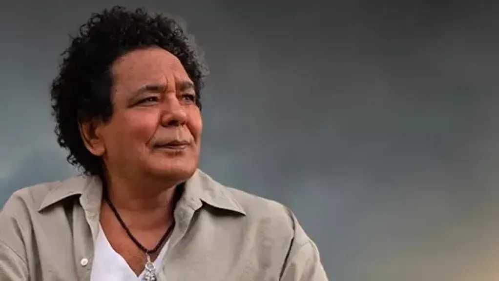 محمد منير يكشف عن سبب تأجيل حفله