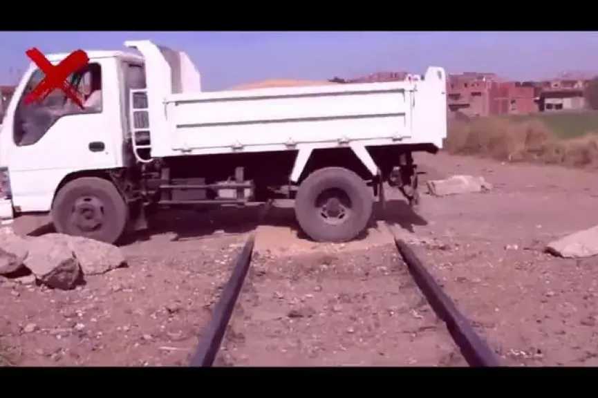 النقل تناشد المواطنين بعدم إقامة معابر غير شرعية على قضبان السكك الحديدية