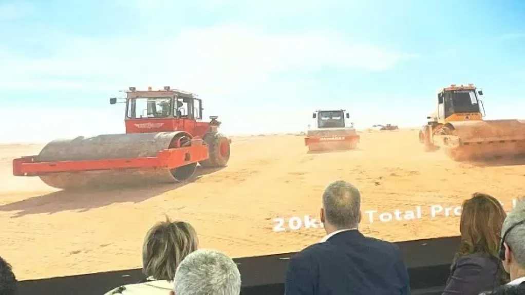 رئيس الوزراء يشهد فيلما تسجيليا حول مشروع اوبيليسك للطاقة الشمسية بطاقة 500 ميجاوات