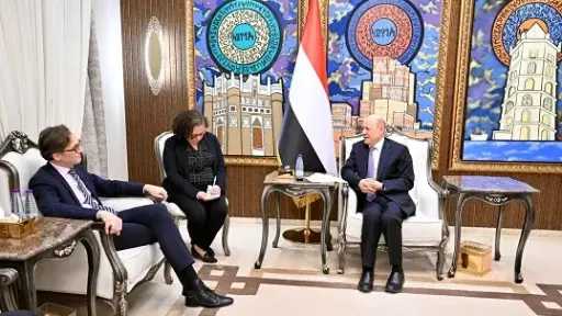 العليمي يحذر: أي محاولة لتوسيع بؤر التوتر في اليمن مقامرة بأمن الطاقة العالمي وسلاسل الإمداد