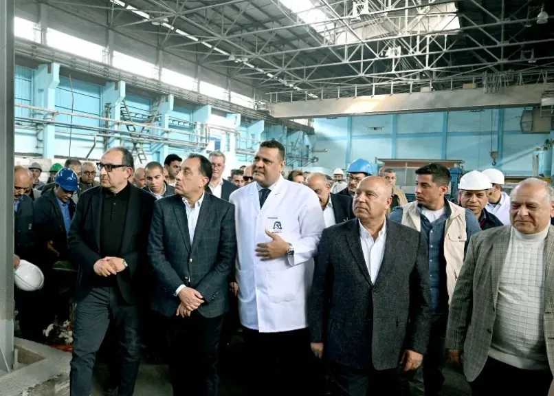 رئيس الوزراء يتفقد خط الإنتاج الجديد لـ ”السلك” بشركة مصر للألومنيوم بطاقة 60 ألف طن سنويًا
