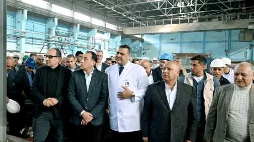 رئيس الوزراء يتفقد خط الإنتاج الجديد لـ ”السلك” بشركة مصر للألومنيوم بطاقة 60 ألف طن سنويًا