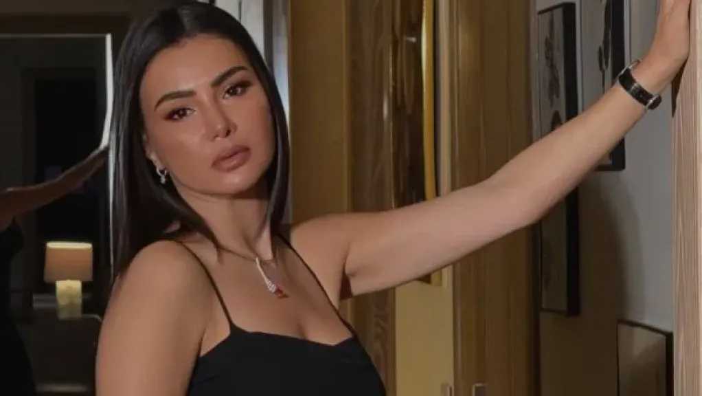 دينا فؤاد تخطف الأنظار بإطلالة سوداء جريئة