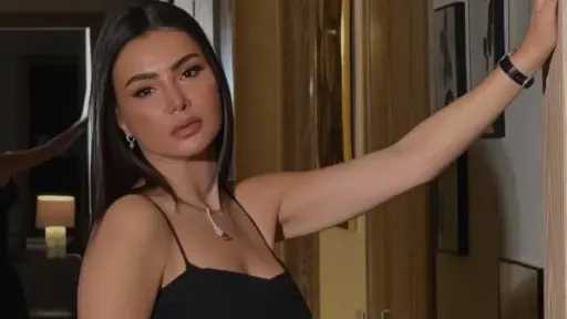 دينا فؤاد تخطف الأنظار بإطلالة سوداء جريئة