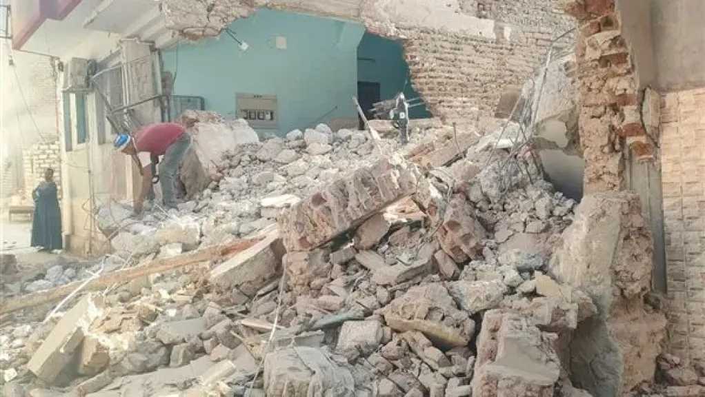 مصرع سيدة مسنة وإصابة نجلتها في انهيار منزل بسوهاج
