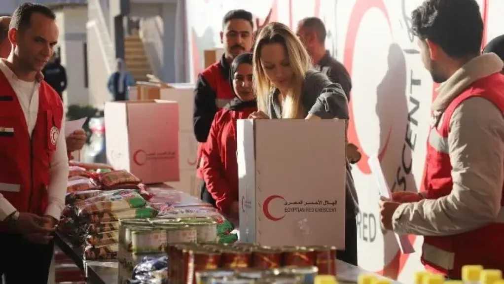 الهلال الأحمر يدفع بـ 7 آلاف طن مساعدات إنسانية وشتوية لأهالي غزة