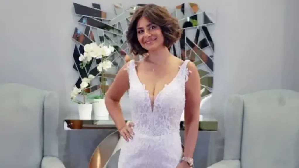 منة فضالي تثير الجدل بفستان زفاف