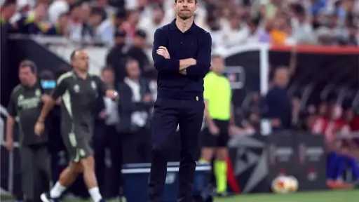 ماركا تكشف أسباب إقالة ألونسو وتوتراته مع لاعبي ريال مدريد