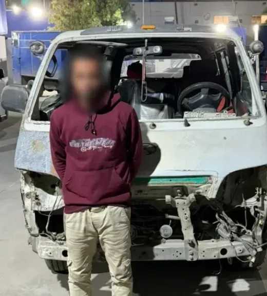 ضبط قائد ميكروباص بالتجمع لإظهاره شخصًا يجلس أعلى السيارة أثناء السير