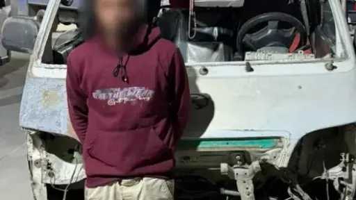 ضبط قائد ميكروباص بالتجمع لإظهاره شخصًا يجلس أعلى... ضبط قائد ميكروباص بالتجمع لإظهاره شخصًا يجلس أعلى السيارة أثناء السير