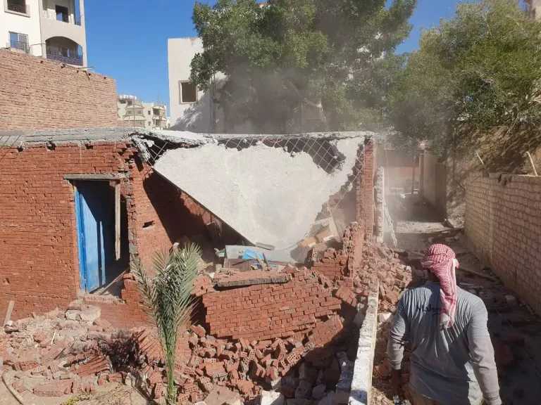 إزالة 10 حالات تعدٍ واسترداد 1450 مترًا من أملاك الدولة بالغردقة