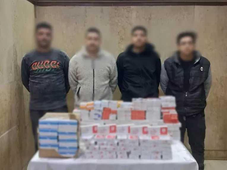 ضبط 3 أفراد أمن إداري لسرقتهم عبوات أدوية من مخزن مستشفى بحلوان