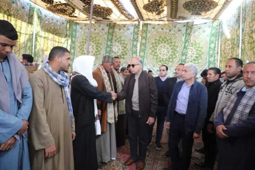 محافظ المنيا يقدّم واجب العزاء ويلتقي بأسر ضحايا حادث تصادم سيارة عمال المحاجر