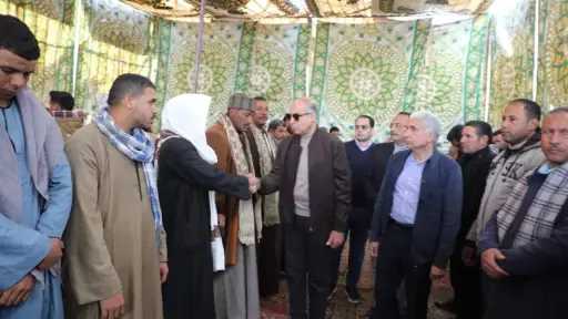 محافظ المنيا يقدّم واجب العزاء ويلتقي بأسر ضحايا حادث تصادم سيارة عمال المحاجر