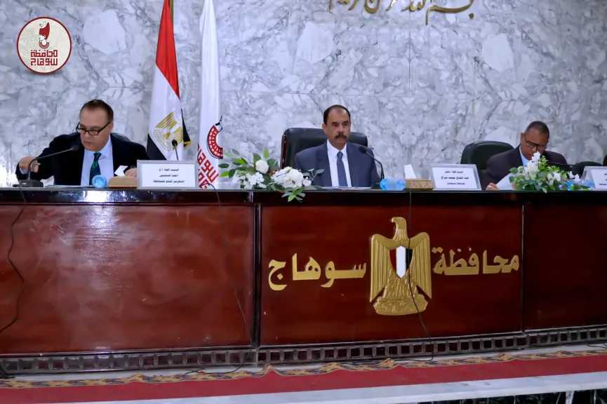 محافظ سوهاج يناقش الموقف التنفيذي لملفات التصالح والموجة 28 لإزالة التعديات على أراضي الدولة