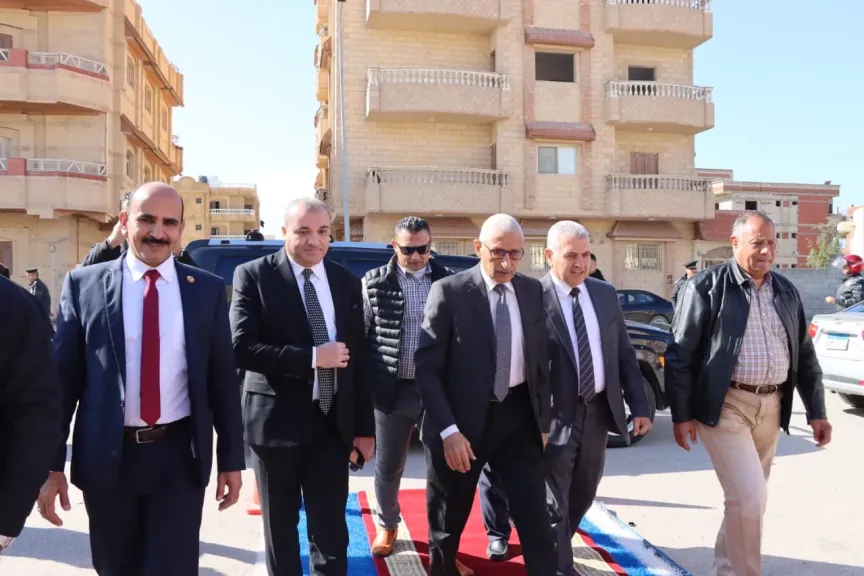 محافظ شمال سيناء ونائب رئيس الشركة القابضة يضعان حجر الأساس لتطوير محطة رافع الصرف الصحي الرئيسية