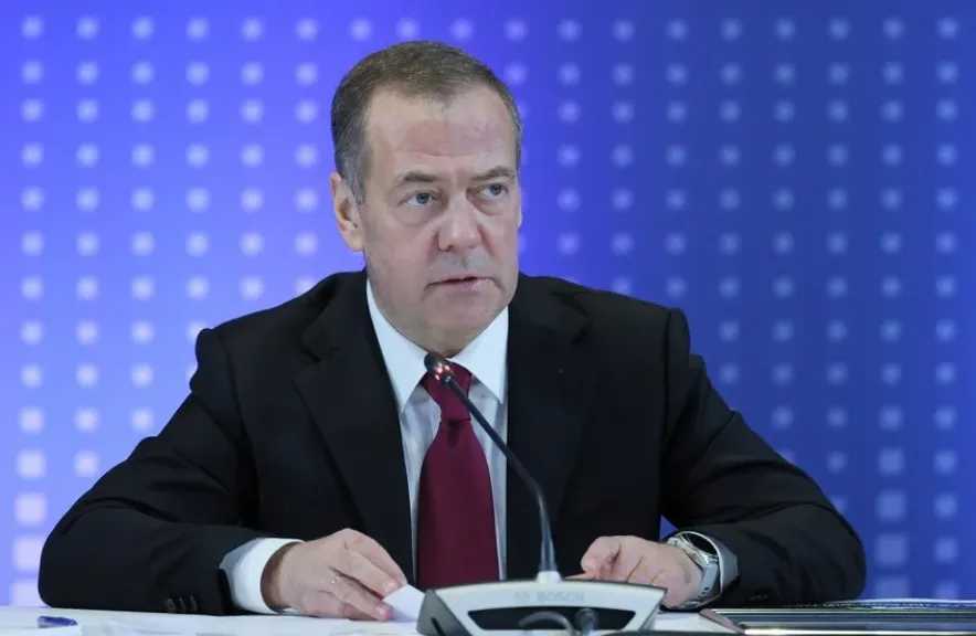 مدفيديف: الأوروبيون سيسلمون غرينلاند للأمريكيين