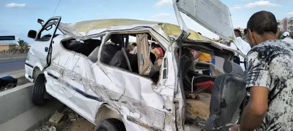 إصابة9أشخاص في انقلاب ميكروباص بطريق صلاح سالم