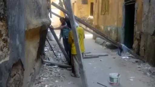 إخلاء عقارين سكنيين بدمنهور بعد رصد شروخات وتصدعات