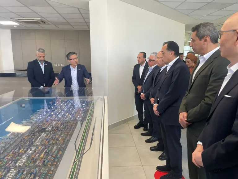 مدبولي يشهد تفريغ أول حاوية إلكترونياً بمحطة البحر الأحمر لتداول الحاويات