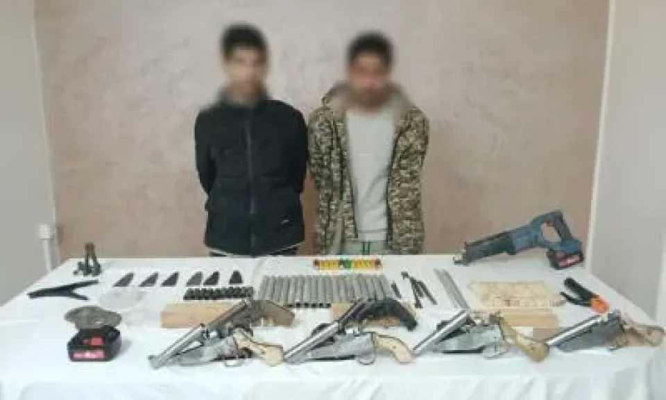 ضبط عنصر جنائي لإدارته ورشة لتصنيع الأسلحة النارية والإتجار بها بالظاهر