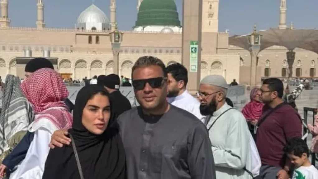رامي صبري برفقة زوجته في رحلة عمرة