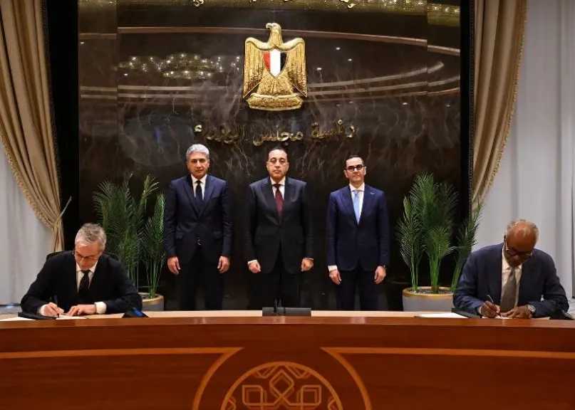 رئيس الوزراء يشهد توقيع اتفاقية مشروع ”ريكسوس وريكسوس ليفينج – مركز التجارة العالمي بالقاهرة”