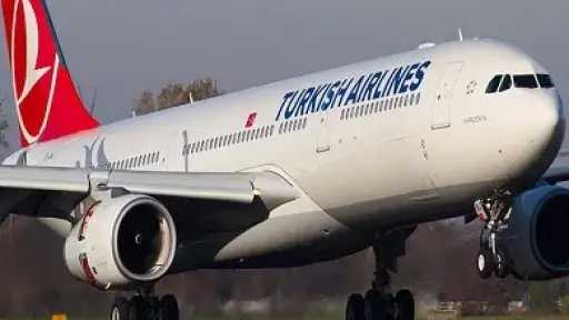 طائرة تركية تهبط اضطراريا في برشلونة بعد إنذار بشأن تهديد