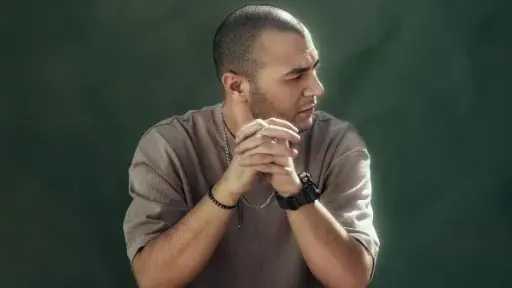 الرابر شاهين يعود بقوة للأغنية بـ«مش لازم أتحب» بعد فترة غياب