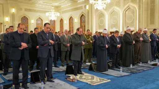 متسابق دولة التلاوة يؤم المصلين في صلاة الفجر بحضور الرئيس السيسي