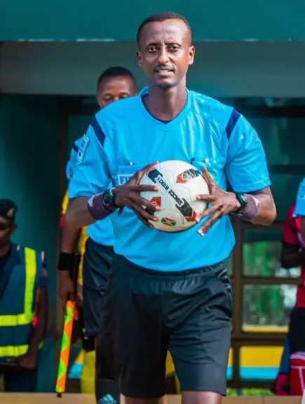 الكاف يعلن طاقم تحكيم مباراة الزمالك والمصري بالكونفيدرالية.. بوروندي في الواجهة