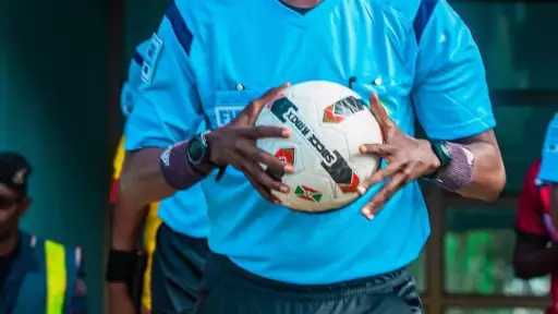 الكاف يعلن طاقم تحكيم مباراة الزمالك والمصري بالكونفيدرالية.. بوروندي في الواجهة