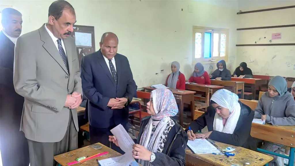محافظ سوهاج يتفقد لجان امتحانات الإعدادية