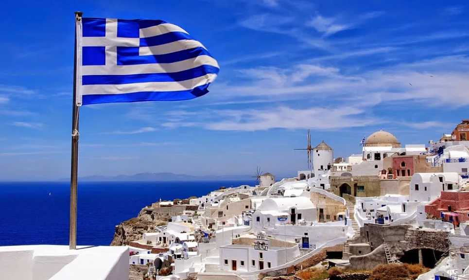 اليونان تعثر على عشرات المهاجرين بينهم أطفال وجثة رجل على شواطئ كريت ورودس