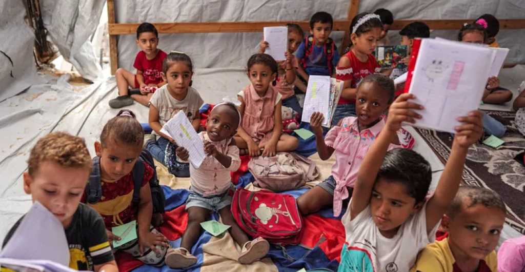 «أوتشا»: عودة متزايدة لأطفال غزة إلى التعليم وسط جهود إغاثية لمواجهة آثار الحرب والعواصف