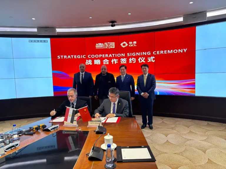 وزير الكهرباء يشهد مراسم توقيع اتفاقية إنشاء مجمع صناعي متكامل بطاقة 5 جيجاوات خلايا شمسية