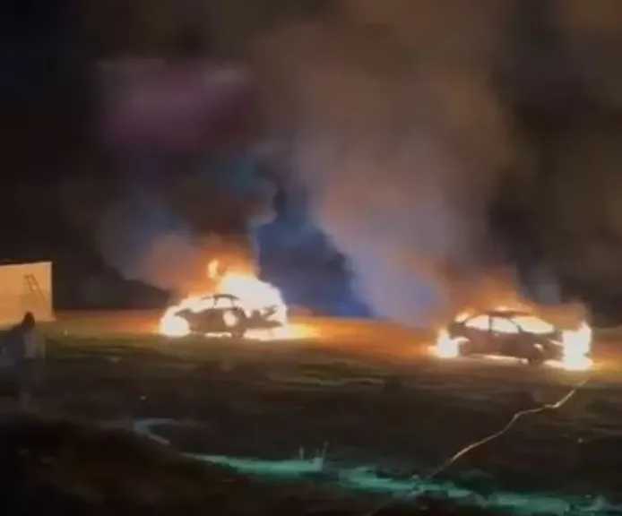 إصابات وإحراق مساكن ومركبتين في هجوم واسع للمستعمرين شمال القدس