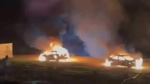 إصابات وإحراق مساكن ومركبتين في هجوم واسع للمستعمرين شمال القدس