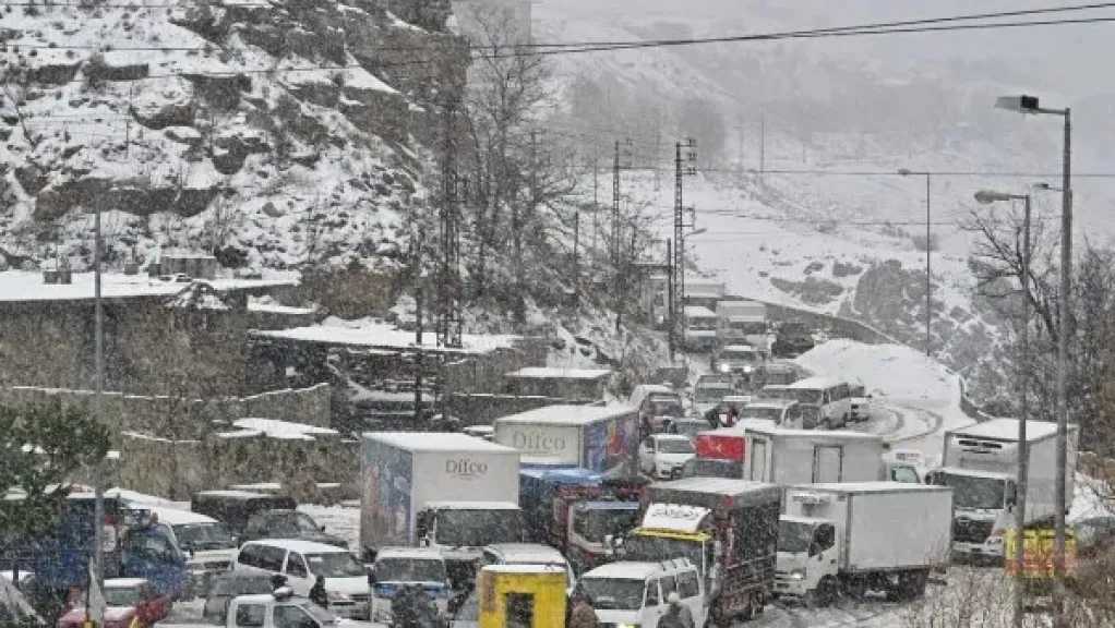 العاصفة تربك المشهد التعليمي في لبنان.. ووزارة التربية ترفع يدها عن قرار الإقفال