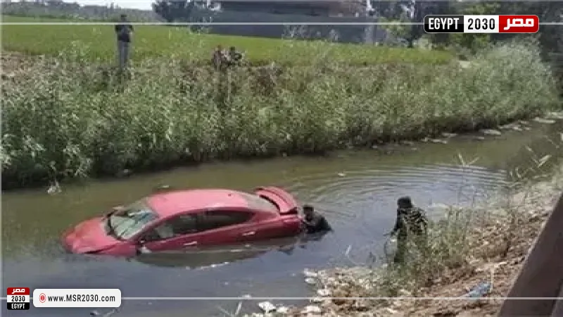 انقلاب سيارة ملاكى فى الترعة